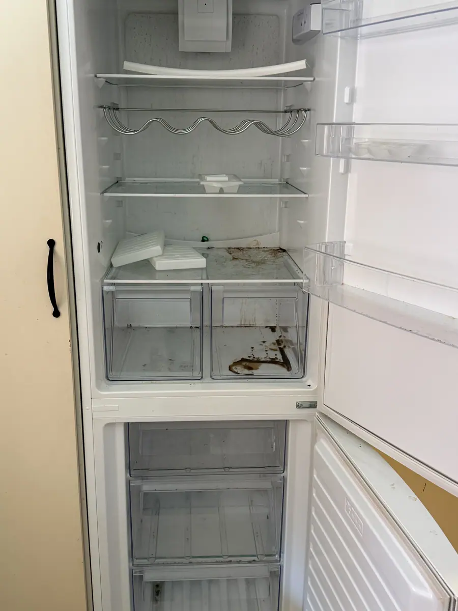 Kyl och hyllplan före städning